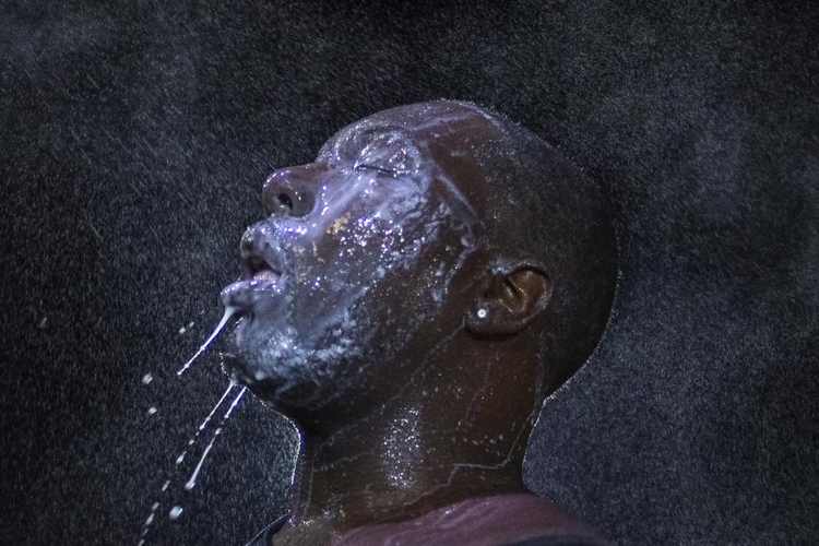 fot. Adrees Latif / Reuters / 20 sierpnia 2014  Ferguson, Stany Zjednoczone  Mleko i specjalne opary mają pomóc w uratowaniu oczu tego człowieka - został on potraktowany gazem drażniącym przez ochroniarzy.